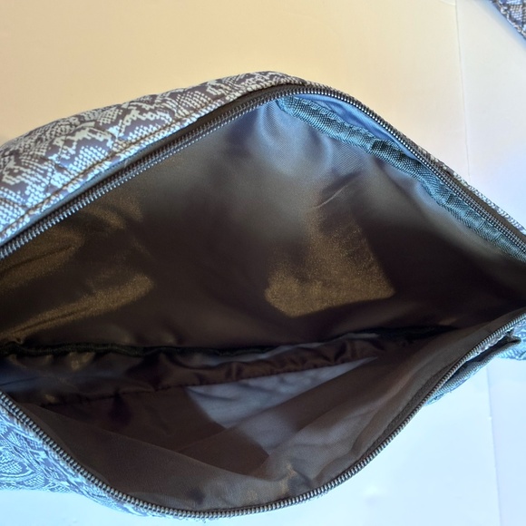 Simply Southern Sling Bag Backpack Purse Black Gray Pattern NWOT - Picture 10 of 12